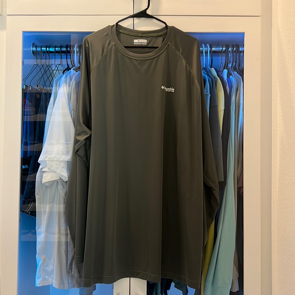 Men’s Columbia long sleeve shirt. Green color.
